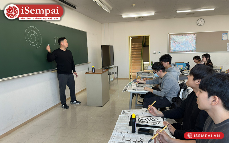 Không gian lớp học rộng với thầy cô nhiệt tình
