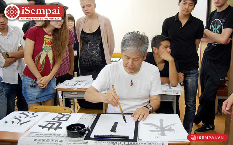 Buổi học thư pháp trong lớp