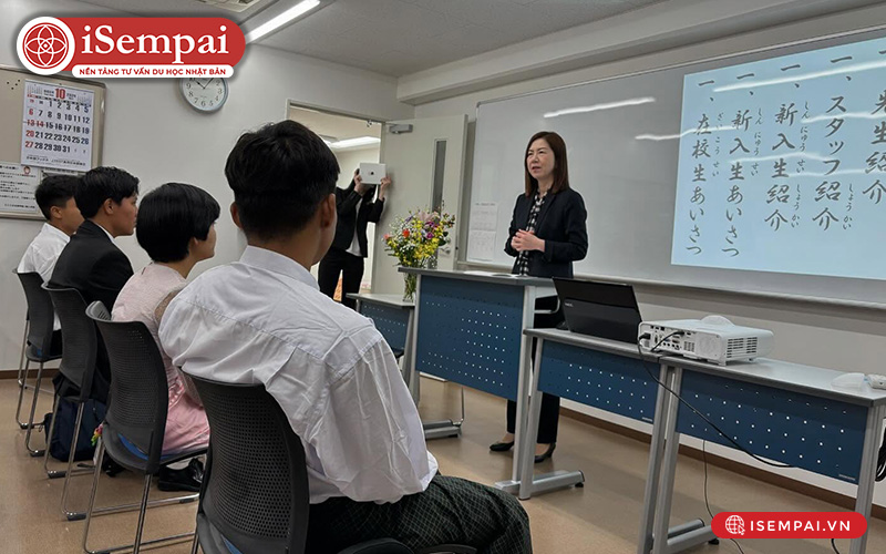 Phòng học được trang bị đầy đủ thiết bị