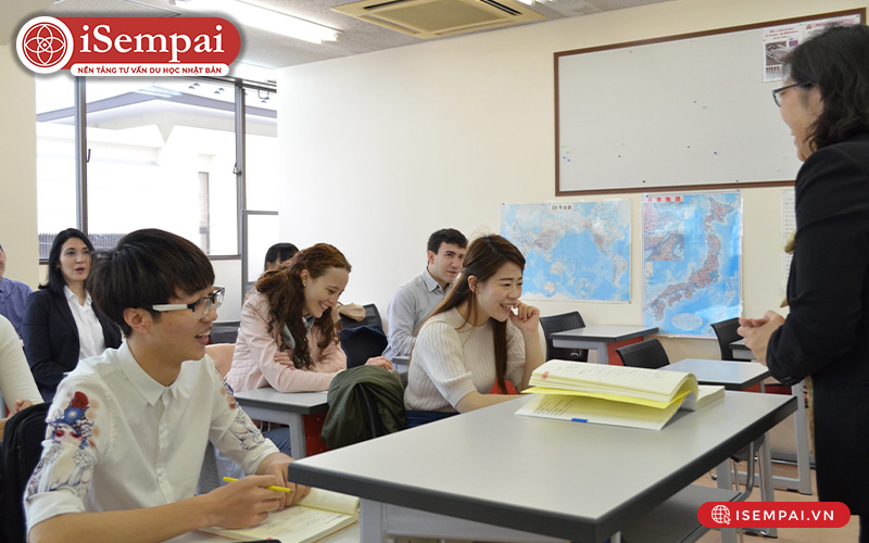 Phòng học với học viên đa quốc gia tại ECC Nagoya