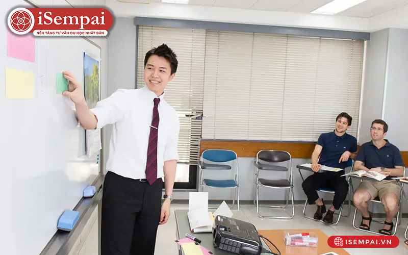 Giáo viên đứng lớp tại Shinjuku Tokyo