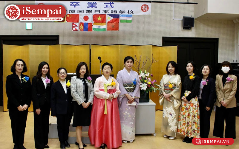 Các thầy cô tại trường Nagoya ngày lễ