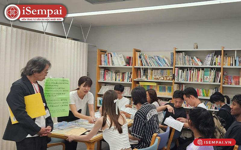Không gian thư viện của trường YMCA Osaka
