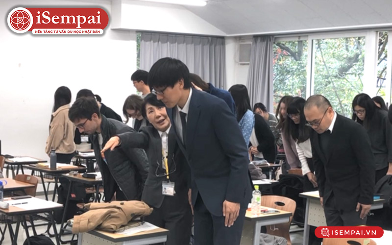 Tư thế cúi chào truyền thống của Nhật Bản
